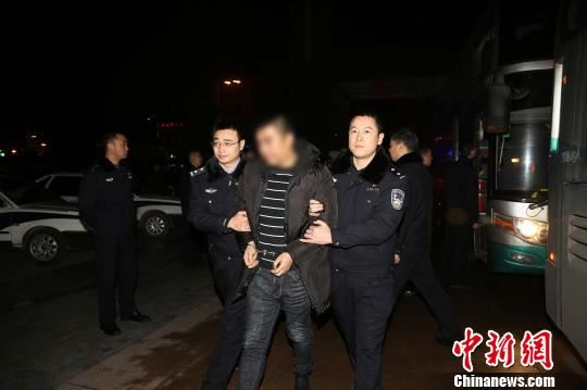 图为民警抓获犯罪嫌疑人.警方供图