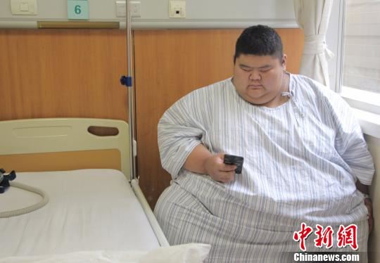 王浩楠穿着护士长为他特制的病号服在病房内休息。　赵晓 摄