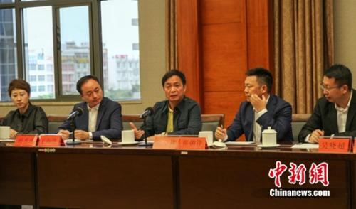 陈卓林主席与保山市人民政府进行扶贫讨论