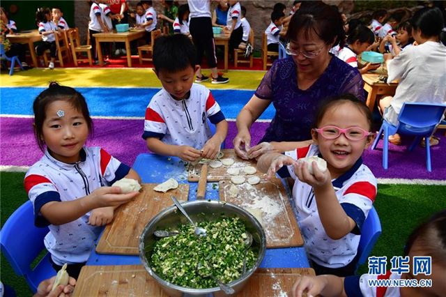 （社会）（4）郑州：幼儿园里迎端午
