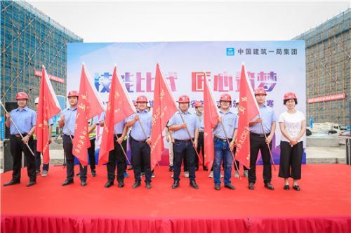 苏州市总工会劳动和经济工作部部长顾咏梅为参赛队伍授旗