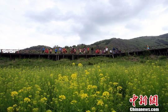 黑龙江游客走进新疆阿勒泰“明星”景区感受北疆风光