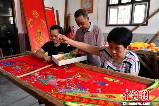 他与妻子在村中开办了一家刺绣家庭作坊，制作寿序、龙伞、迎神旗等民俗活动类刺绣用品。吕明 摄 吕明 摄