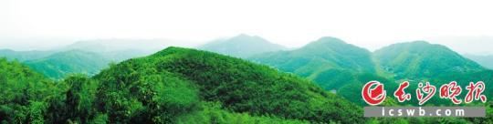 　　望城黑麋峰，青山绿水吸引众多游客前来避暑。　　　　　 资料图片