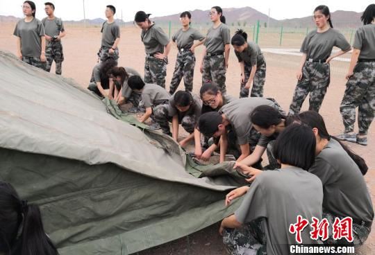 图为女生组同学搭建帐篷。　刘玉桃 摄