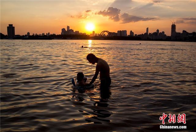 武汉持续高温 市民水中纳凉消暑