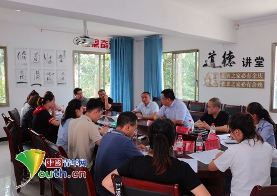 团贵州省委常委、组织部部长唐鋆赟深入清镇市王庄乡小坡村调研指导基层团建工作。