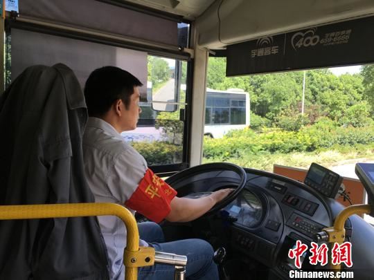 宁波“网红”公交驾驶员：粉丝数万传递车厢正能量