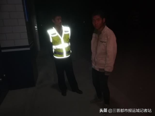 行人夜上高速 民警紧急救援