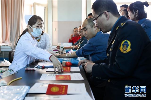 （社会）（1）内蒙古锡林郭勒：志愿献血 救助伤者