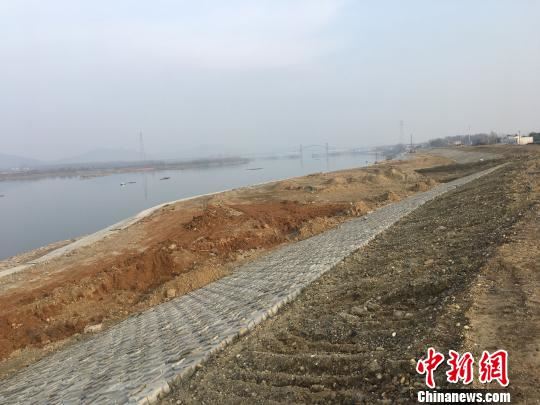 襄阳正大力实施河道生态修复工程 胡传林 摄