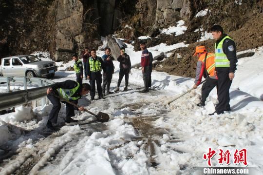 云南高黎贡山突降暴雪200余被困人员安全转移（图）