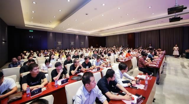 武汉新媒体行业发展峰会启幕 三百领军人物共话行业焦点