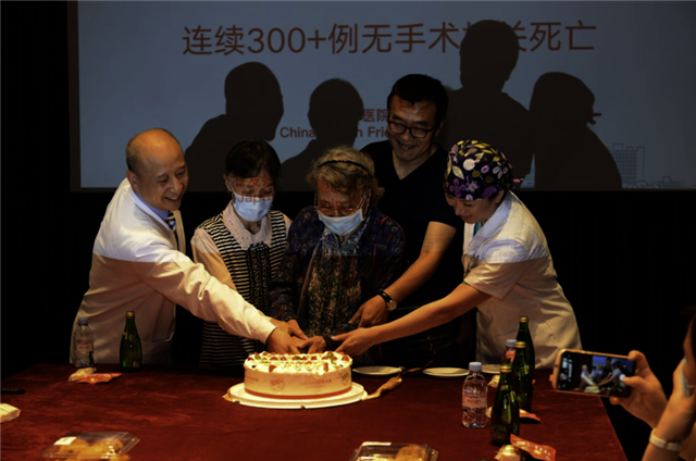 生日蛋糕旁的一群人

描述已自动生成