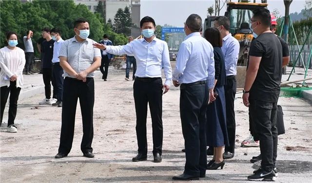 内江市市中区领导开展“五一”节前安全检查和走访慰问劳模工作
