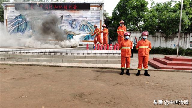 隆昌市界市镇开展防灾减灾暨消防应急疏散演练